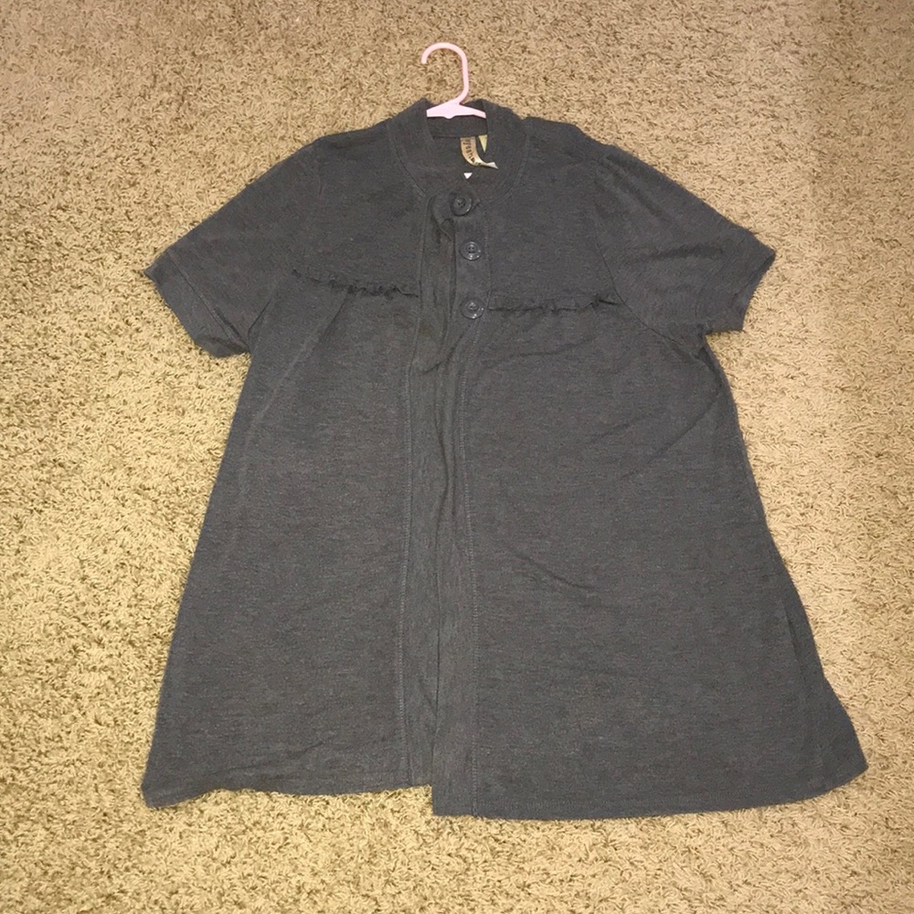💡Gray cardigan with ruffles
